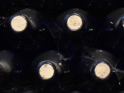 Bottiglie di vino tappate